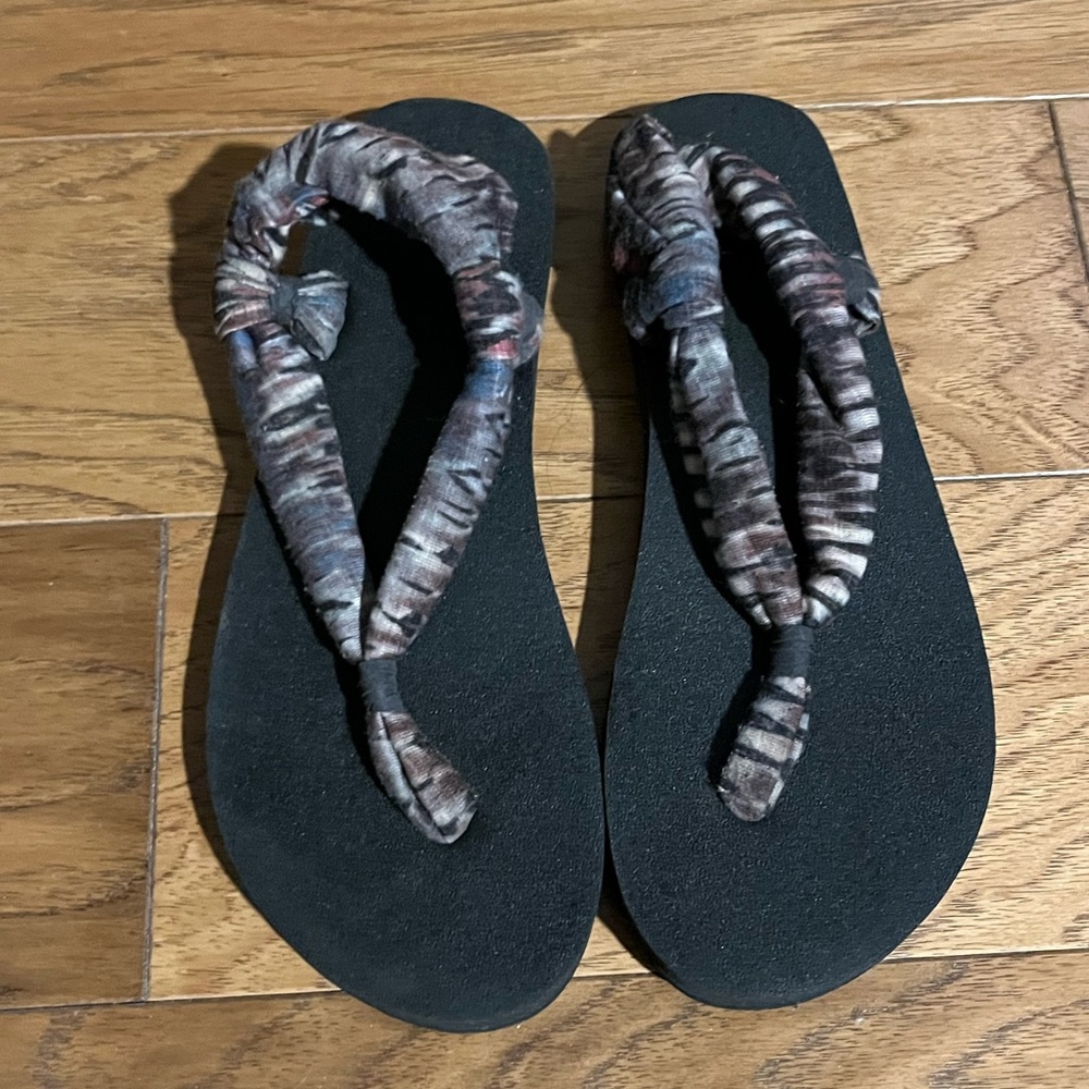 Sanuk Women's Sandals with Black and Brown Fabric Straps